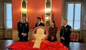 Junta celebra la restitucin del ara funeraria romana sustrada en Mrida en los aos 90