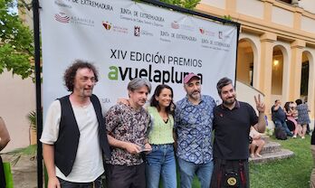 Revista 5W los msicos de Robe y la fotgrafa Ana Palacios entre XIV Premios Avuelapluma