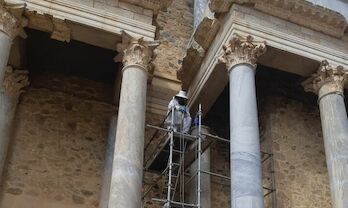 Los bomberos del SEPEI retiran un enjambre de abejas en el Teatro Romano de Mrida 