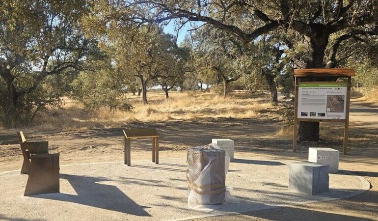 Dlmen de Lcara estrena nuevo mobiliario urbano y cuenta ya con mejor acceso tras obras