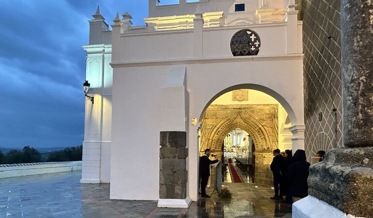 La Junta devuelve el esplendor a la portada gtica del santuario de Nuestra Seora de Gracia en Oliva de la Frontera