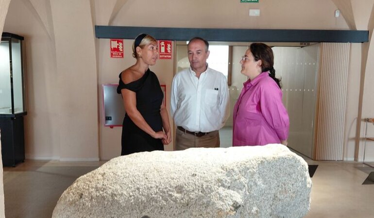 El Museo de Cceres expone el verraco geminado recuperado en el embalse de Valdecaas