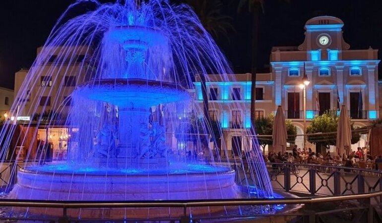 Iluminacin azul en Ayuntamiento de Mrida y el Puente Romano por enfermos de Huntington